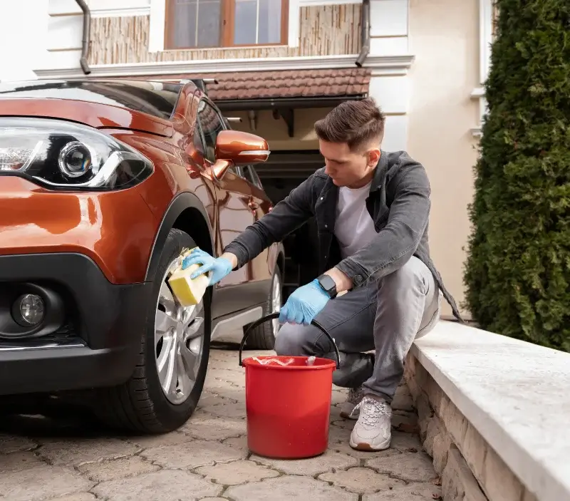 Lavage auto à domicile Saint-Marcel-de-Félines : professionnel intervenant sur un véhicule